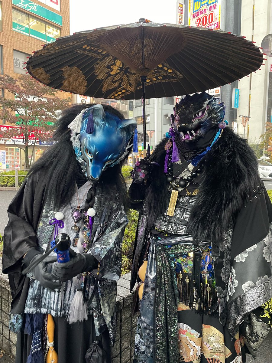 ojorzingai's tweet photo. 可愛いじゃんね☂️

#東京百鬼夜行2026
#幸面一門

🐺 @yonakanomori113 
🐍 @ITSUUu_haraitaP https://t.co/iss3jXpugd