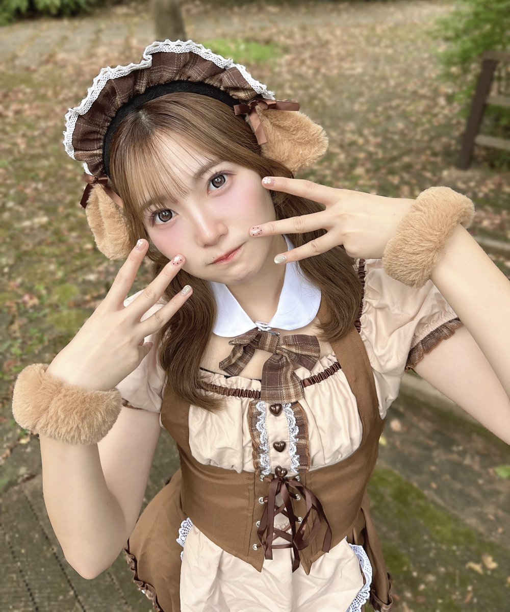 nana_miyazaki's tweet photo. みかちゃんのお気に入りポーズ(ฅ´꒳`ฅ)🤎
『猫ヒゲポーズ』

ネイルも可愛いじゃろ？🎀 https://t.co/SRVOwR78lZ