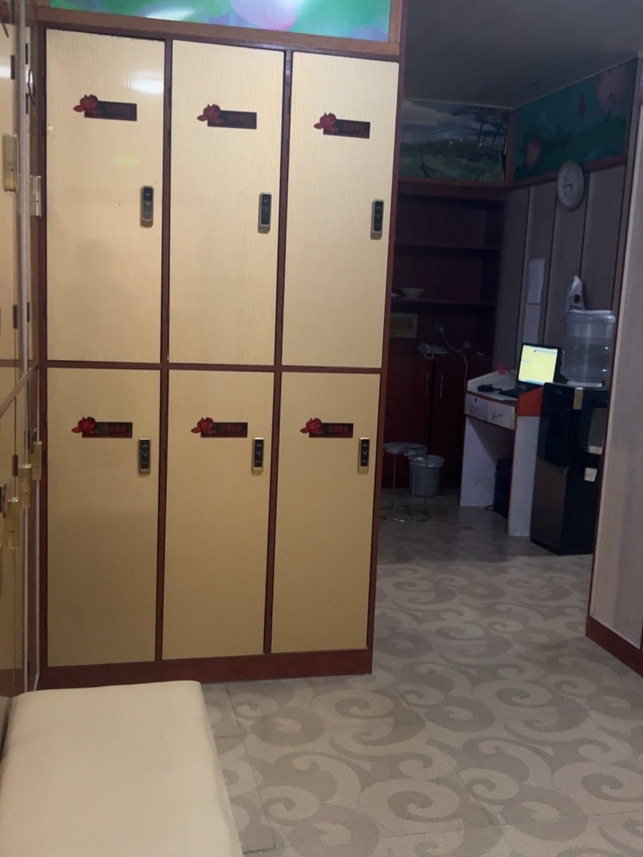 jonas89643win's tweet photo. 露营没地方洗澡，然后我找了个9.9洗澡的破澡堂子，真破啊…像是零几年的澡堂子 https://t.co/ZZmYwxVxbl
