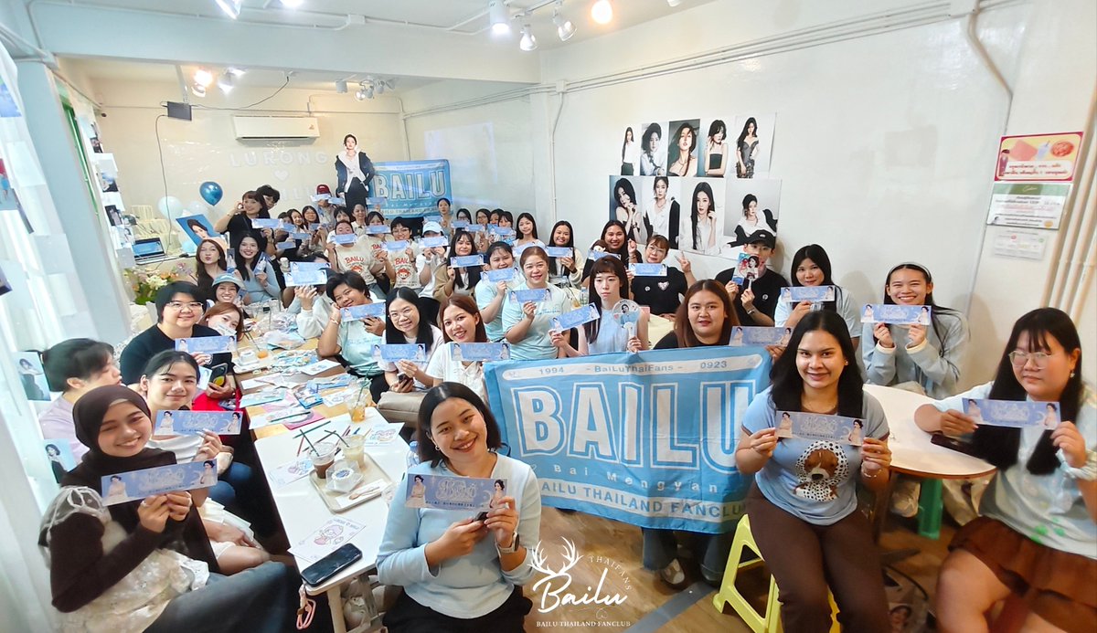 bailu_thaifans's tweet photo. ʚ♡⃛ɞ  #ไป๋ลู่ #BaiLu #白鹿 ˚˳⊹

นี่คือบรรยากาศช่วงเวลาอันแสนงดงามจากกิจกรรม Cafe & Mini Gallery ของพวกเราชาวลู่หรงในวันนี้ค่ะ 🦌✨

การรวมตัวเล็ก ๆ แต่อบอวลไปด้วยความอบอุ่นนี้ ไม่เพียงแต่เป็นพื้นที่ให้พวกเราได้มาพบปะ พูดคุย และแบ่งปันรอยยิ้มให้แก่กันเท่านั้น แต่ยังเป็นโอกาสพิเศษที่พวกเราจะได้ร่วมกันส่งผ่านความในใจที่แสนบริสุทธิ์ไปถึง #ไป๋ลู่ ด้วยว่า...

“การได้รักไป๋ลู่ คือของขวัญที่ล้ำค่าที่สุดของพวกเราลู่หรง” 🤍

นอกจากนี้ ขอขอบคุณลู่หรงชาวไทย รวมถึงเพื่อน ๆ ลู่หรงต่างชาติที่ตั้งใจเดินทางไกลมาจากจีน มาเลเซีย เวียดนาม สิงคโปร์ และไต้หวันจากใจจริง (หากกล่าวไม่ครบ ขออภัยล่วงหน้าค่ะ)

ขอบคุณที่มาเยือนคาเฟ่ของเราในวันนี้ และเติมเต็มความอบอุ่นให้กันและกันด้วยมิตรภาพอันงดงาม ขอบคุณทุกคนที่ก้าวข้ามระยะทาง มาร่วมกันสร้างความทรงจำที่ทั้งแสนงดงามและยากจะลืมเลือนนี้ไปด้วยกันนะคะ~