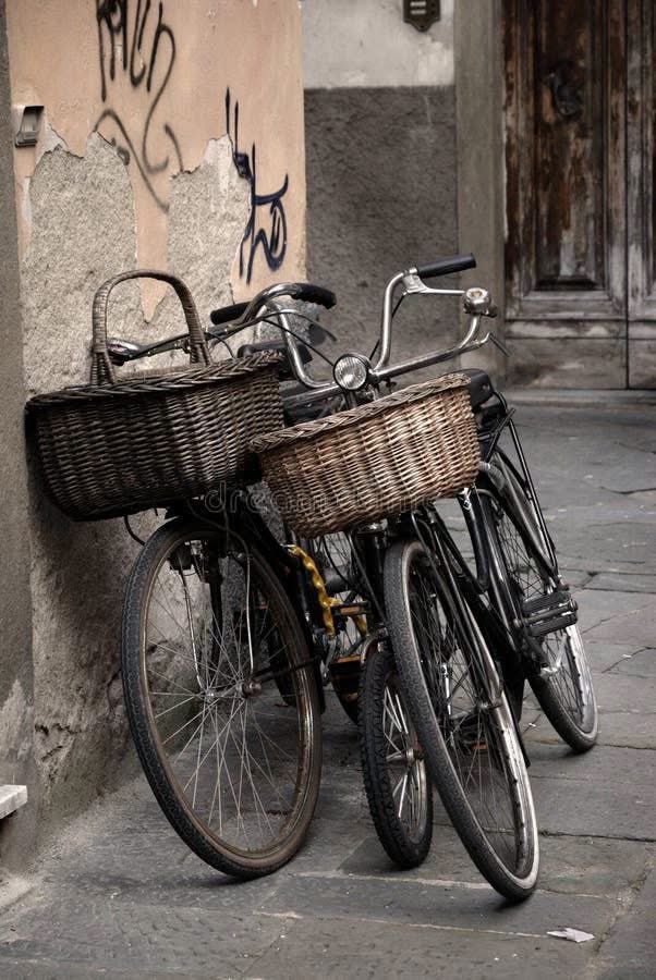 HknYaldiz's tweet photo. Bazı şehirler, ayrıntılarında güzeldir. 🚲

Bir taş sokak, eski bir bisiklet, hasır bir sepet…

Daha az gürültü, daha az telaş.
Daha çok yaşam, daha çok insan, daha çok bisiklet.

Keyifli bir pazar günü olsun.🌿 https://t.co/sn8qoX1XBZ