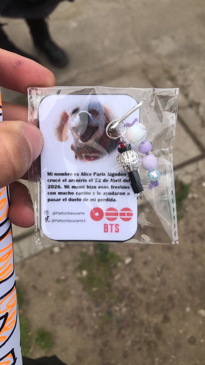 arrozconlche6's tweet photo. hoy acompañe a mi novia a que vaya a ver a bts. apenas llegamos me regalan un freebie y yo estaba contento hasta que lo lei                                                         
man https://t.co/W7qLjR2yCG