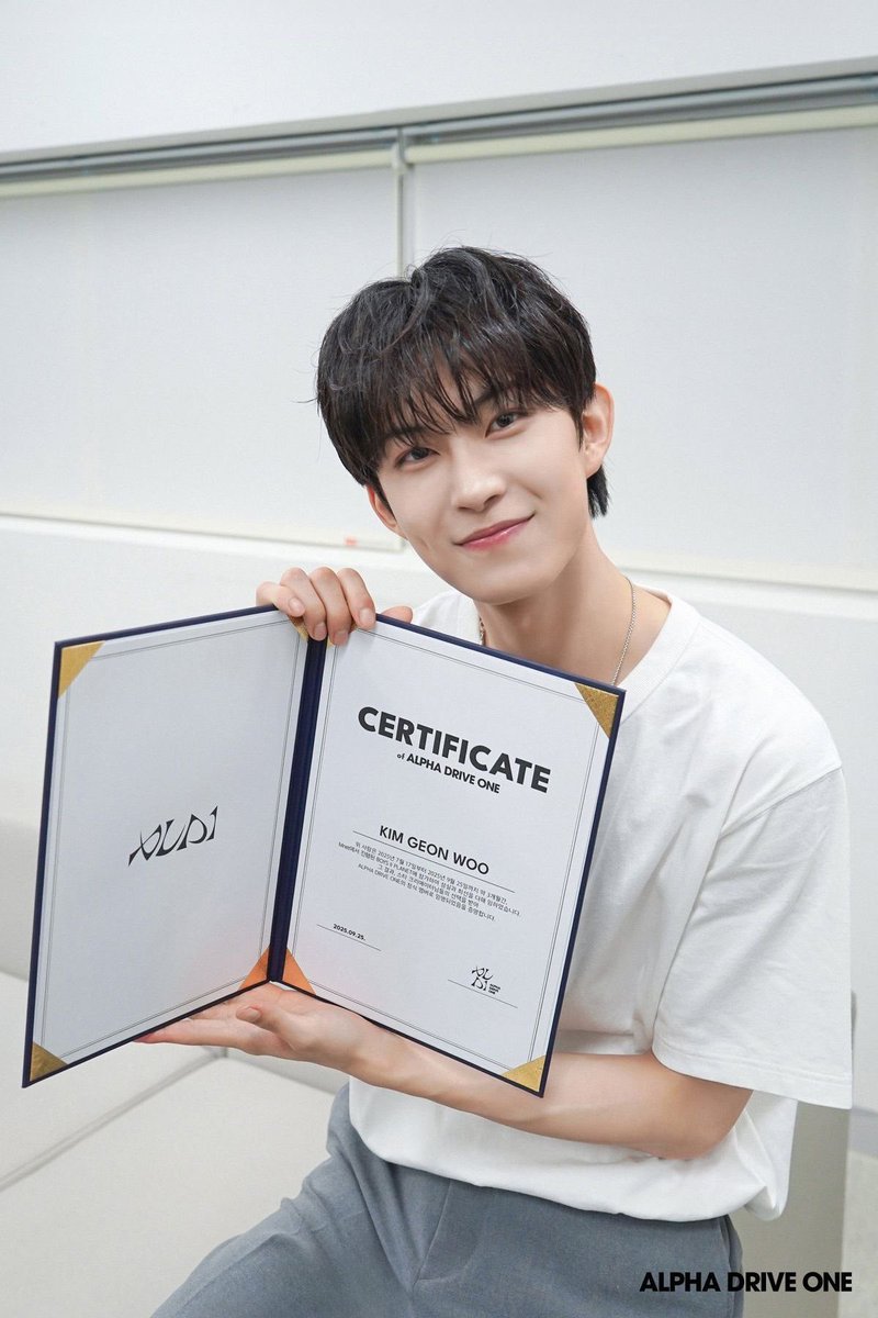 jyjyyjyyy's tweet photo. ค่ายเฬว : แยกทำโซโล่มั้ย
กอนอู : จะกลับวงครับ
ค่ายเฬว : งั้นก็รอต่อไปนะ
กอนอู : งั้นกูฟ้องครับ 
กูให้เลย ศิลปินสู้มือค่ายแห่งปี https://t.co/D3yv4OO6Mg