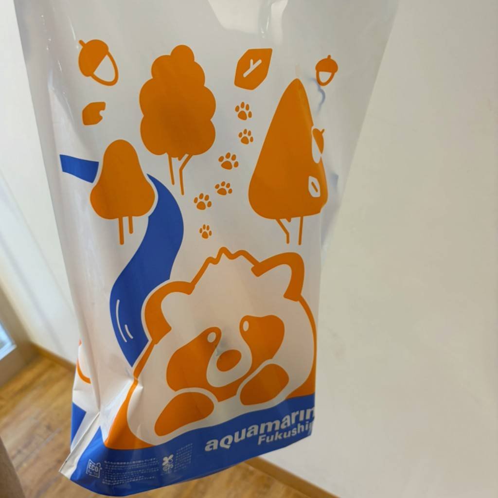 Kashio_Kine's tweet photo. アクアマリンふくしまは、ホンドタヌキがいるよ！水族館だけど、タヌキがいるよ！(里山再現エリア)
なんと、お土産屋さんにもタヌキいるよ！お土産の袋もタヌキあるよ！まるでタヌキの国のようなカゴになるよ、タヌキは水族館でも人気！ https://t.co/jDSiiePQLn