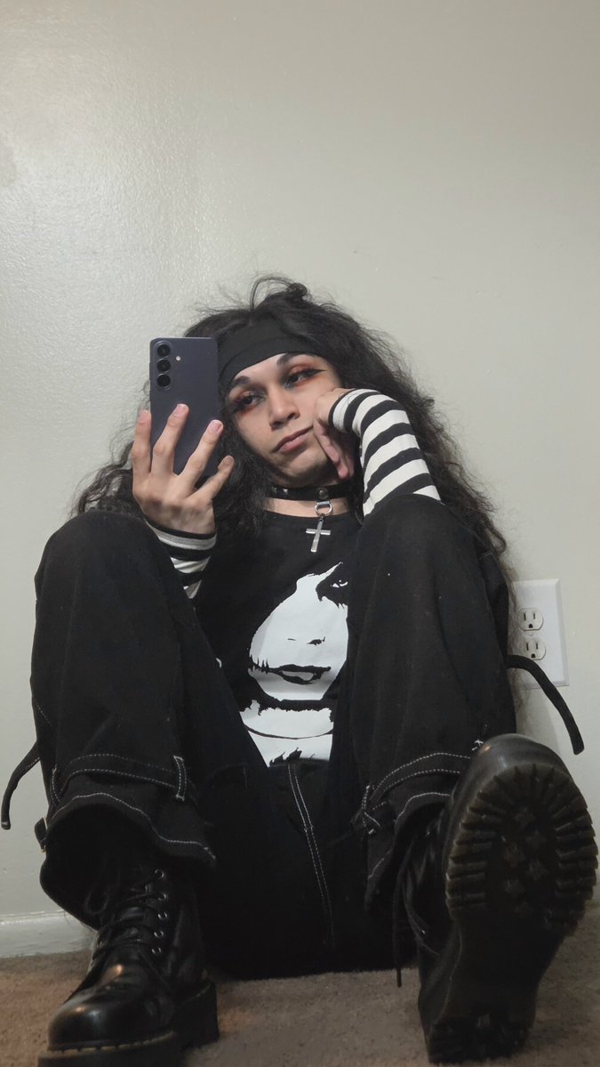 maximelttt's tweet photo. the audio track in the knives and pens music video is way better than the studio release.
#bvb #nonbinary https://t.co/PtPKXtDRo7