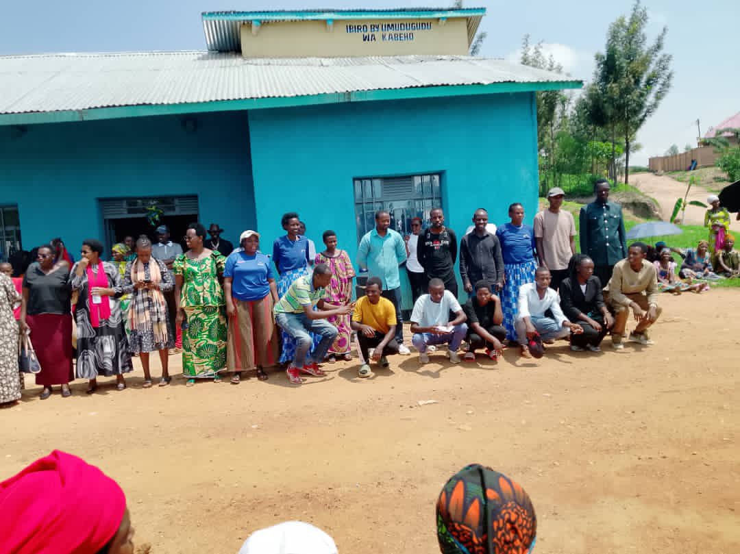 de_ndoli's tweet photo. #UmuturageKuIsonga 
Abaturage bo mu mudugudu wa kabeho akagari ka Ngarama mu murenge wa @NgaramaSectorR bati" ntawe uhindura ikipe itsinda" , Aho bongeye kugirira ikizere umuyobozi wabo w'umudugudu Bwana Gakwaya Gerard n'abo bakorana nyuma yo kubaha byose bakanafatanya kubaka  ibiro byiza by'Umudugudu. Kuko u Rwanda rukwiye ibyiza. @RwandaLocalGov @RwandaElections @RwandaEast @GatsiboDistrict @RichardGasana 
#Amatora2026
