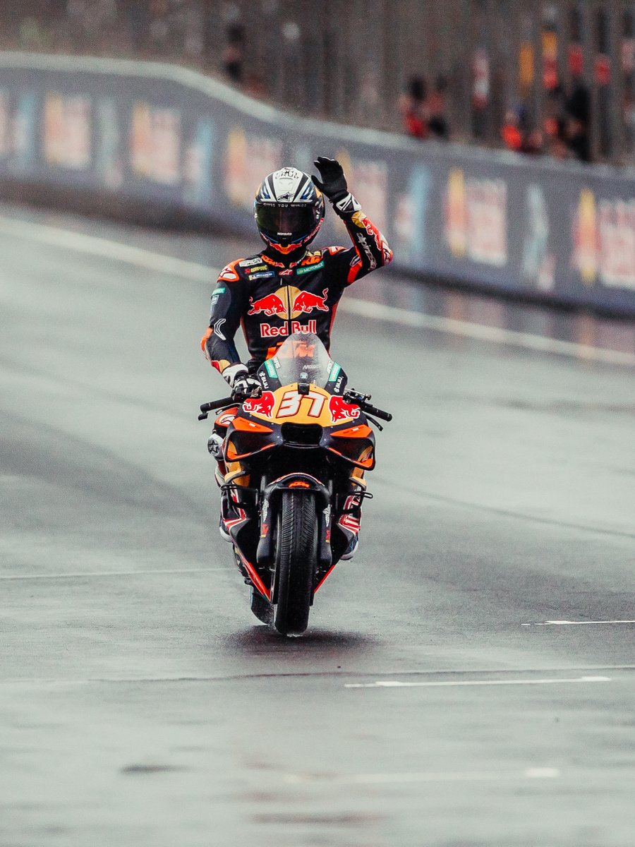 KTM_Racing's tweet photo. The last lap 🥹

#KTM #ReadyToRace #AustralianGP 🦘 https://t.co/mSwYdCXnEG