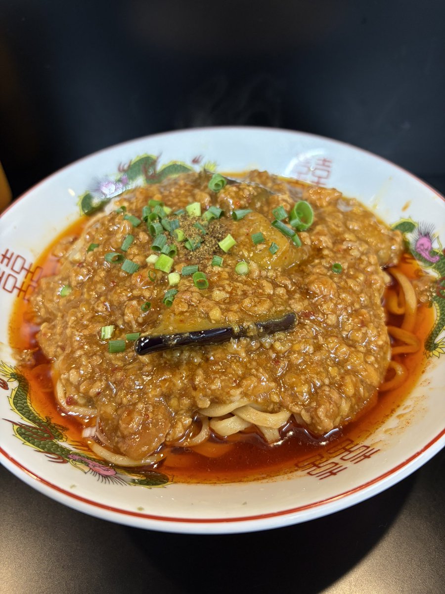 fabreach's tweet photo. ハイパーファットンにて麻婆まぜそば　ライス
月曜日に日曜新作やるんで来てくださいと言われたら行くしかないよねって話
ラーメンかと見間違える位餡マシマシ
麻婆茄子麺とうたっていい位ナスがゴロゴロ入ってるのも良かった
これはライスありきですね
日和って辛さ紅にしたけどデフォの辛さも気になr https://t.co/MBMR2NL3UU