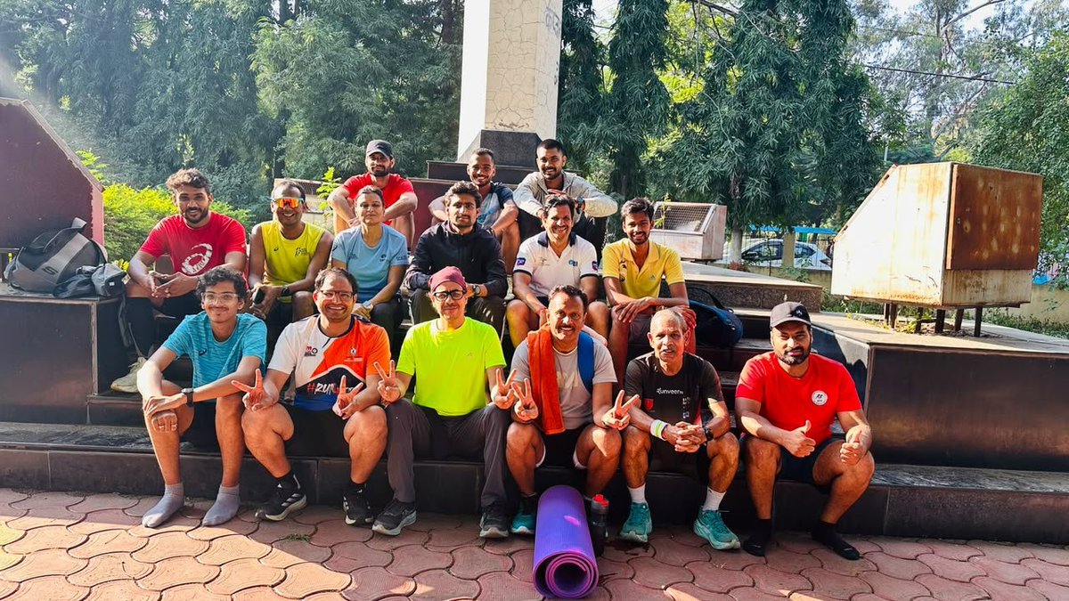 hrsanjaynegi's tweet photo. The road demands discipline, but the tribe gives you momentum. 

Grateful for morning miles, strong paces, and post-run conversations that make every step worth it. 🛣️✨

#LongRun #IndoreRunners #DistanceRunning #TrainingBlock #RunnersCommunity https://t.co/TZ6nRsji03