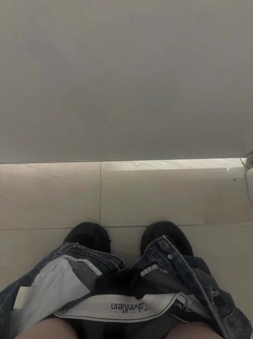 o7mmrw's tweet photo. トイレ入ったんだけど誰もいないと思って『ブリッ💩』『ウッ〜』って声出しながら💩してたんだけど、これってカメラ…？🥲 https://t.co/3aKN1N6V3w