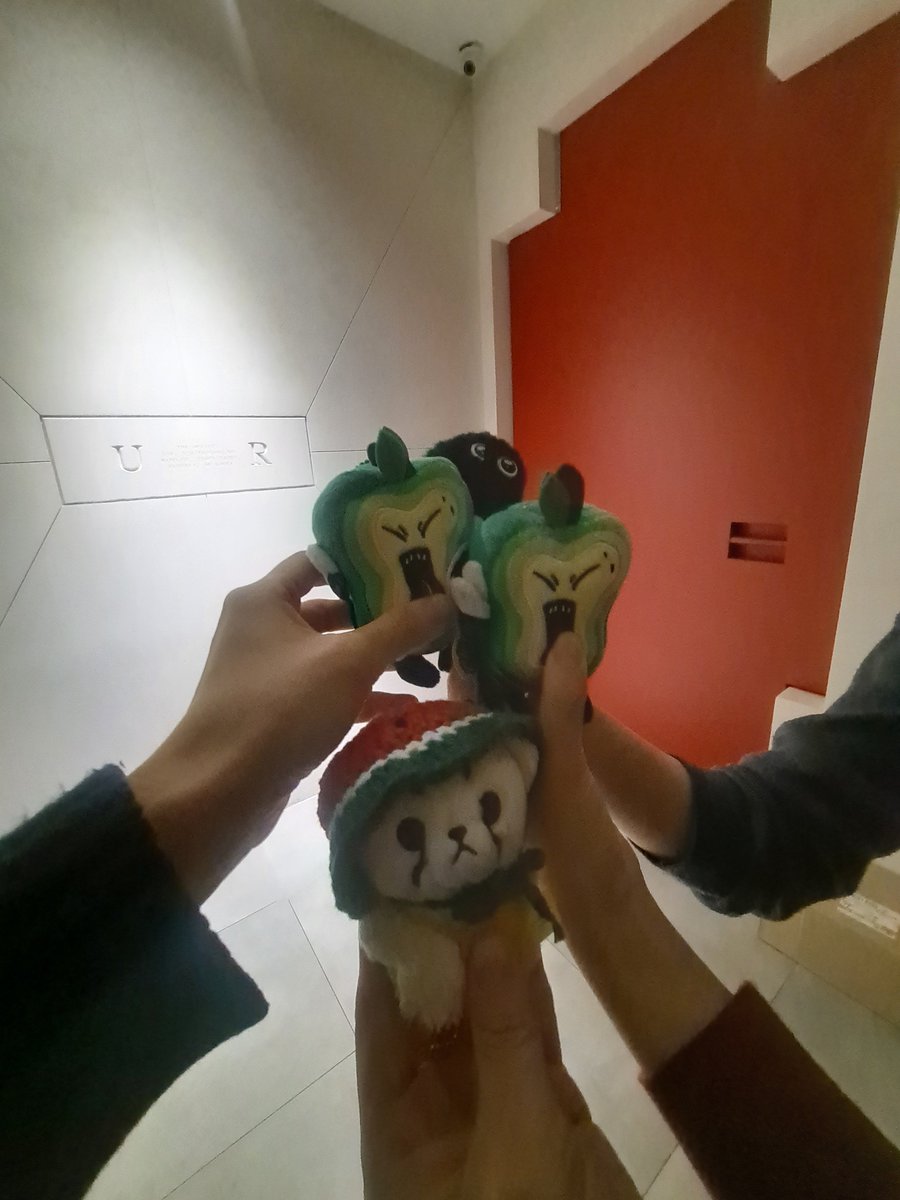 onyour__mark82's tweet photo. 나도 어퍼룸 투어중~~맠프분들이랑도 사진 찍었다!원래 아이폰 사용하는데 사진은 갤럭시 핸드폰으로 찍었어요!
맠프분들🥹감사합니다🙇‍♀️🐯🫶
#MARK #마크 #MARKLEE #맠프 https://t.co/CAwt4iPPHR