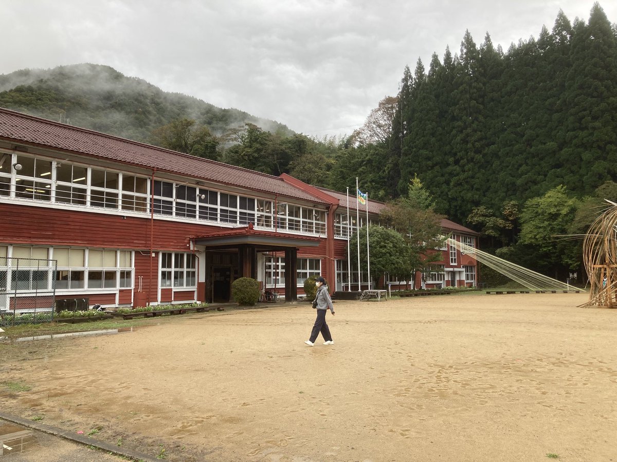 h_stys's tweet photo. 下呂市でアートイベントをやってるので見に来ました
ここは昔の小学校を舞台にした展示 https://t.co/aowLIJWg5c