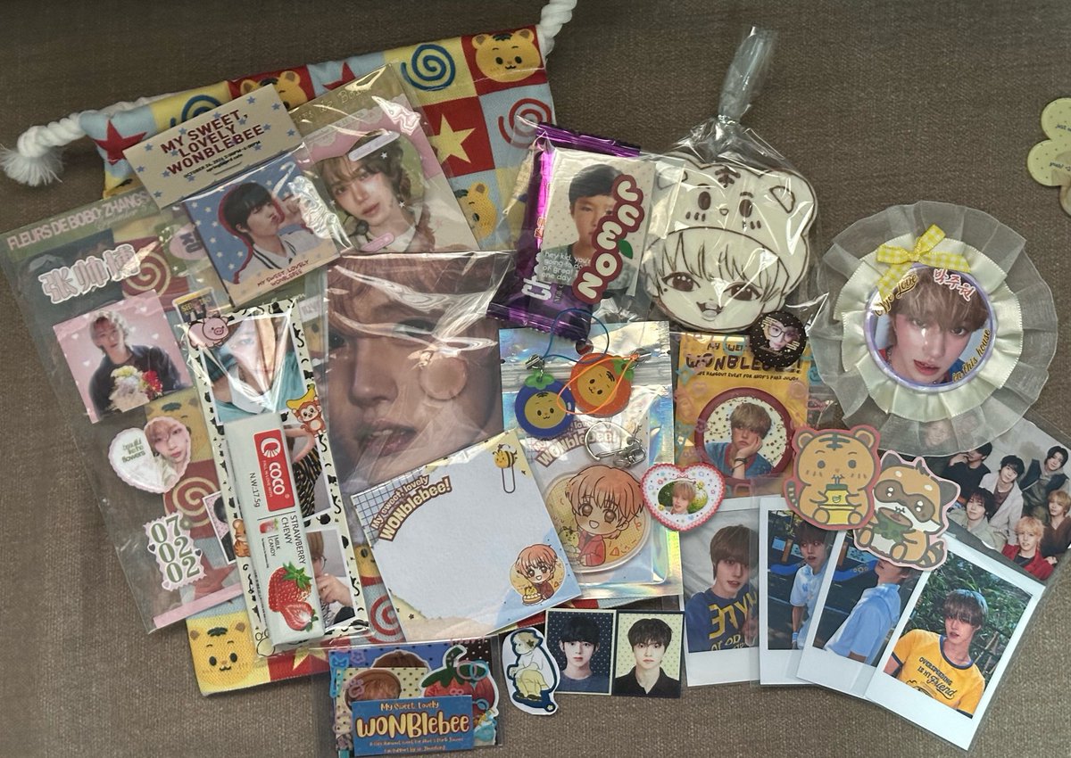 ahofu_9's tweet photo. Another memorable cse for mee kase baka hindi ako umakyat kung hindi ako tinawag ni ate @prettyzhangshu 😭

Thaaank u po sa mgaa nagbigay ng freebies!! And thaaank you din ate @seojeoyakult for arranging this event 💛

#HappyWithWONblebee
#JuwonOurHappiness
#JUWON #박주원 https://t.co/xmJkH0PFCD