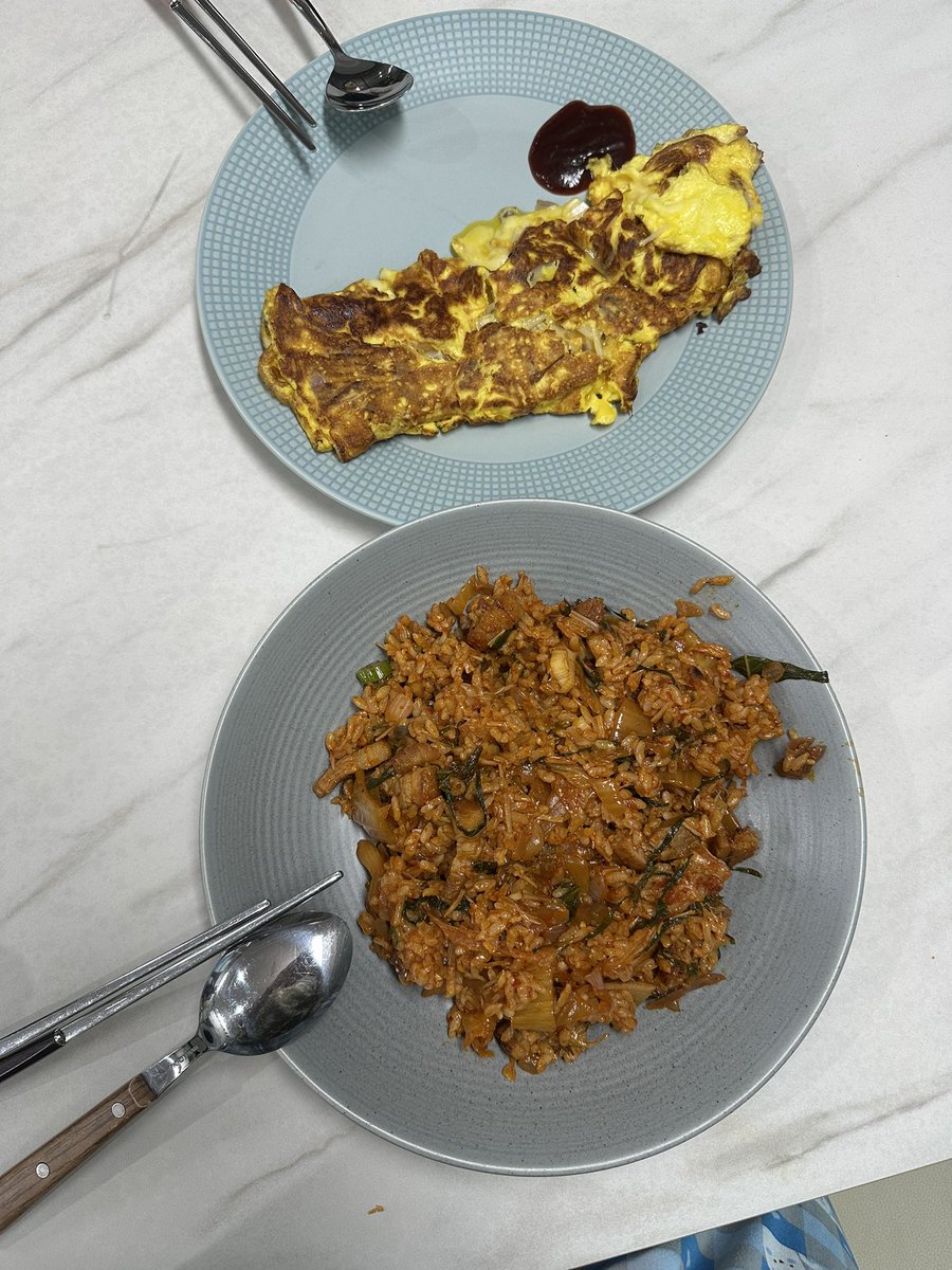 nothanksfory0u's tweet photo. 김치보끔밥은내가잘만들어대신다머글수있는녀자

(한번만들때6인분씩만들어.) https://t.co/esUVm542ws