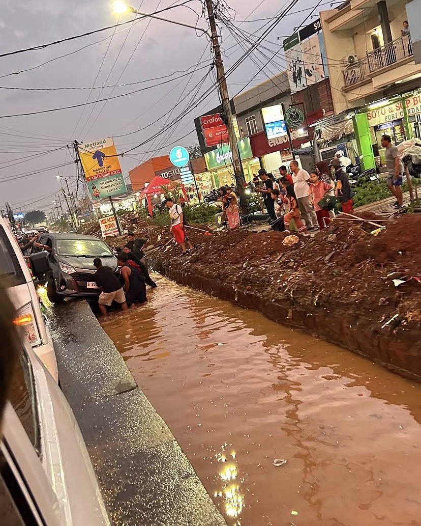 txtdrbekasi's tweet photo. Kemarau panjang, warga Tambun kagok dikasih hujan bentaran https://t.co/mf5KXmoen6