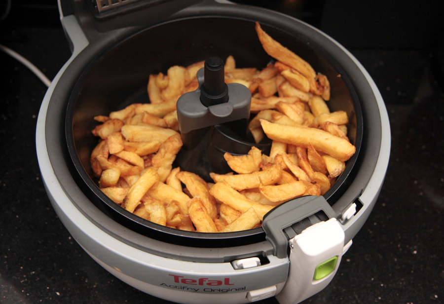 DiscussingFinii's tweet photo. Finii's fries came out of the air fryer a little bit damp and soggy, so she has put them back in for 3 more minutes. https://t.co/AUpuU4lmgp