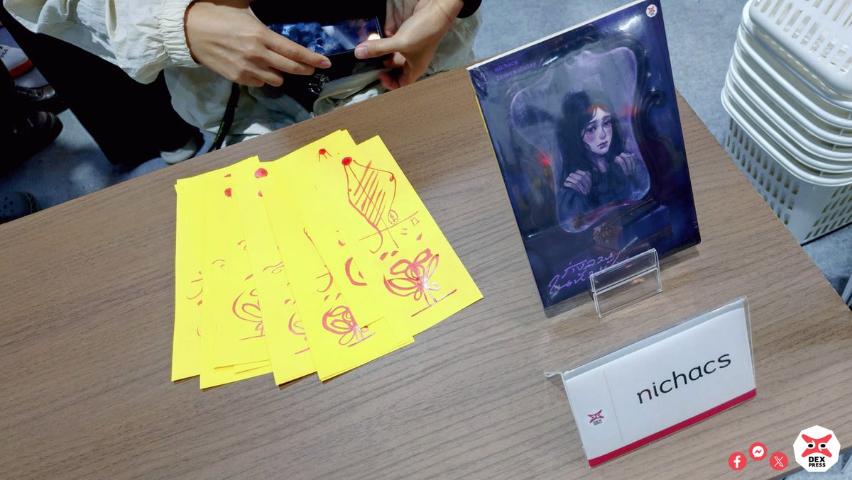 DEXpressclub's tweet photo. คุณ nichacs ผู้เขียนนิยาย #ร่างลวงในห้วงฝัน จะมาประจำการที่บูธ DEXpress ในช่วงเวลา 13.00 - 14.00 น. ในวันนี้ครับ

มาพูดคุย-พบปะ-ขอลายเซ็น-มองของฝาก กับเจ้าของผลงานนิยายแนวลึกลับกับบรรยากาศไม่น่าไว้วางใจท่านนี้กันได้นะครับ

#DEX #DEXpress https://t.co/kWQyg4MWpR