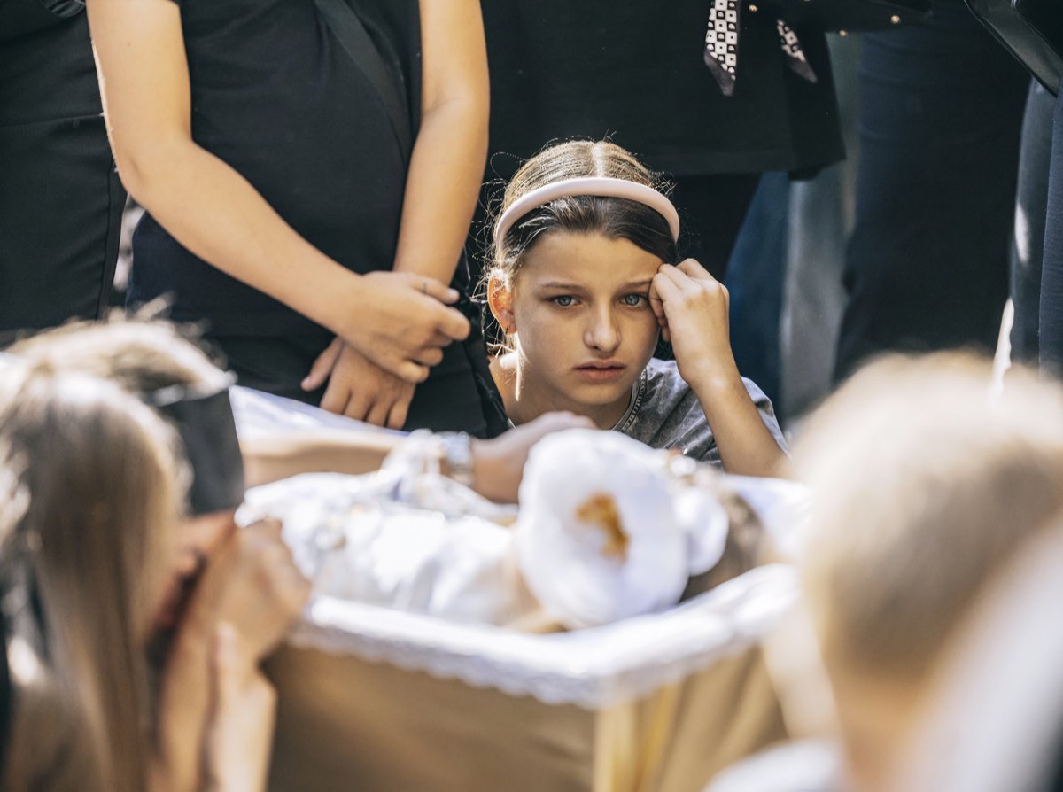 CrimeanVoyager's tweet photo. 💔📸 Children are burying children. There are no words for this.

“Above the small child’s coffin, the lid was lifted, and the entire crowd — the courtyard, the air itself — froze. No one could breathe.”

📸 Kyiv. Farewell to the Halych family, August 2025. Yuliya Kochetova. https://t.co/h2bMOXMOrF