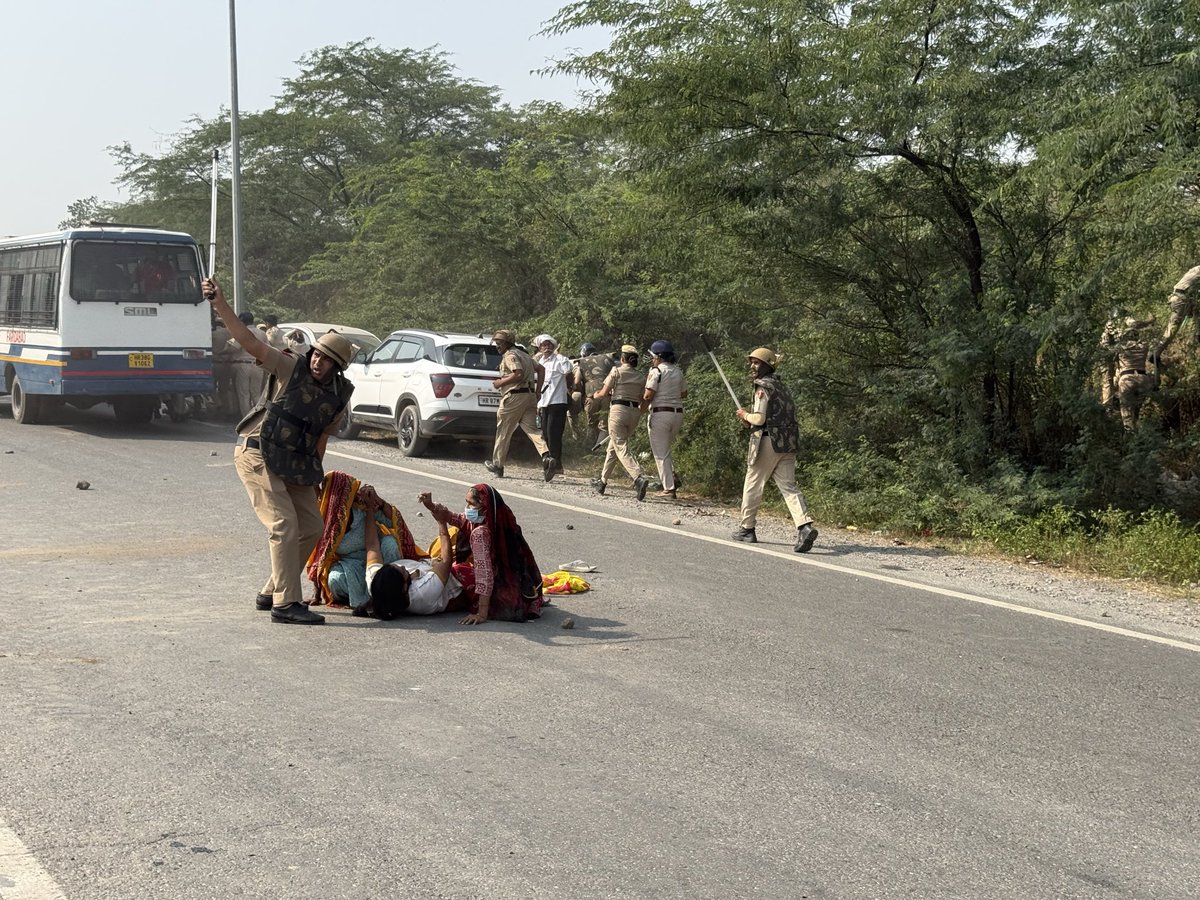 VishakhaKaulTOI's tweet photo. Protesters held to make way for trash trucks again in Aravalis, 39 residents detained by #Faridabad police

@moefcc @CAQM_Official @CPCB_OFFICIAL  @punjabharyanahc @cmohry @ulbharyana @RaoNarbir @VipulGoelBJP 

Read more at: 
https://t.co/qsgxCV8HiS https://t.co/xsSeJMR2bG