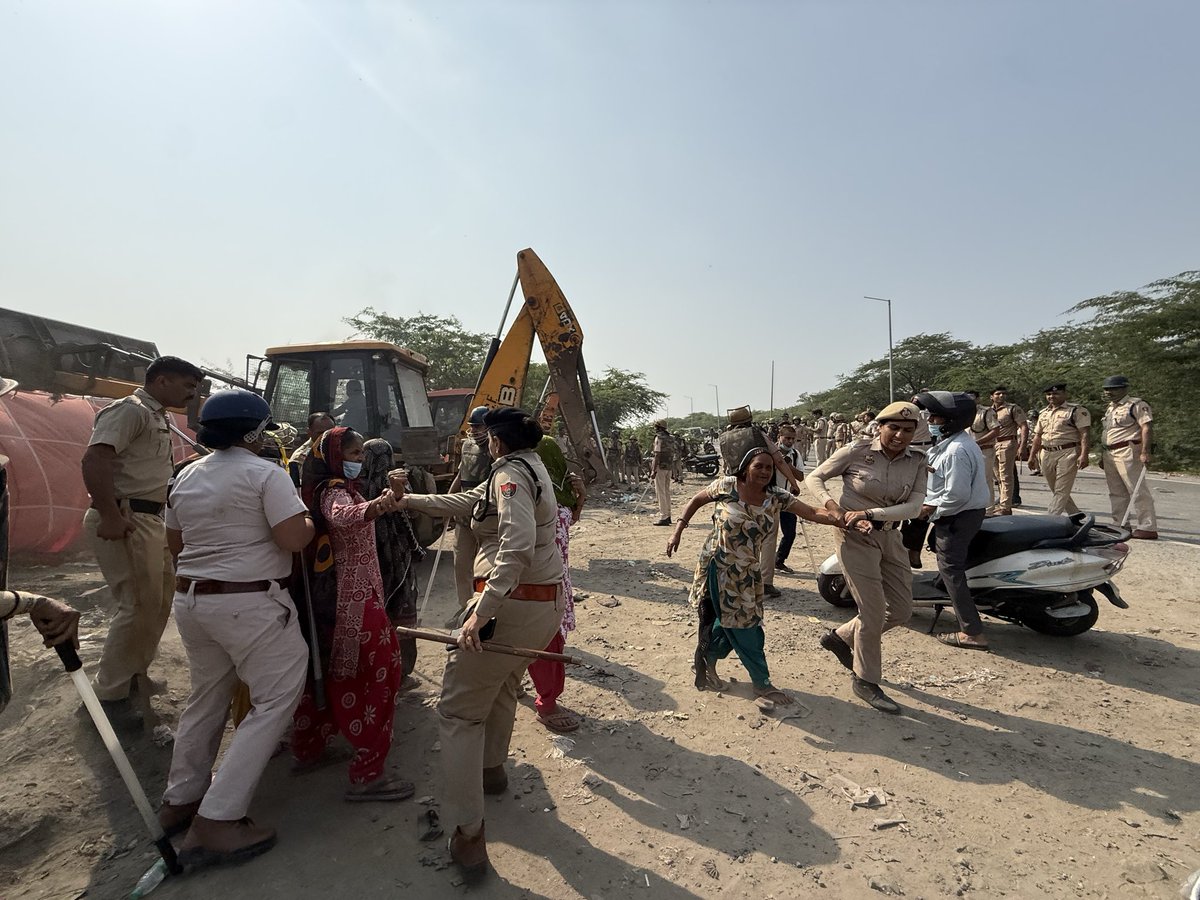 VishakhaKaulTOI's tweet photo. Protesters held to make way for trash trucks again in Aravalis, 39 residents detained by #Faridabad police

@moefcc @CAQM_Official @CPCB_OFFICIAL  @punjabharyanahc @cmohry @ulbharyana @RaoNarbir @VipulGoelBJP 

Read more at: 
https://t.co/qsgxCV8HiS https://t.co/xsSeJMR2bG