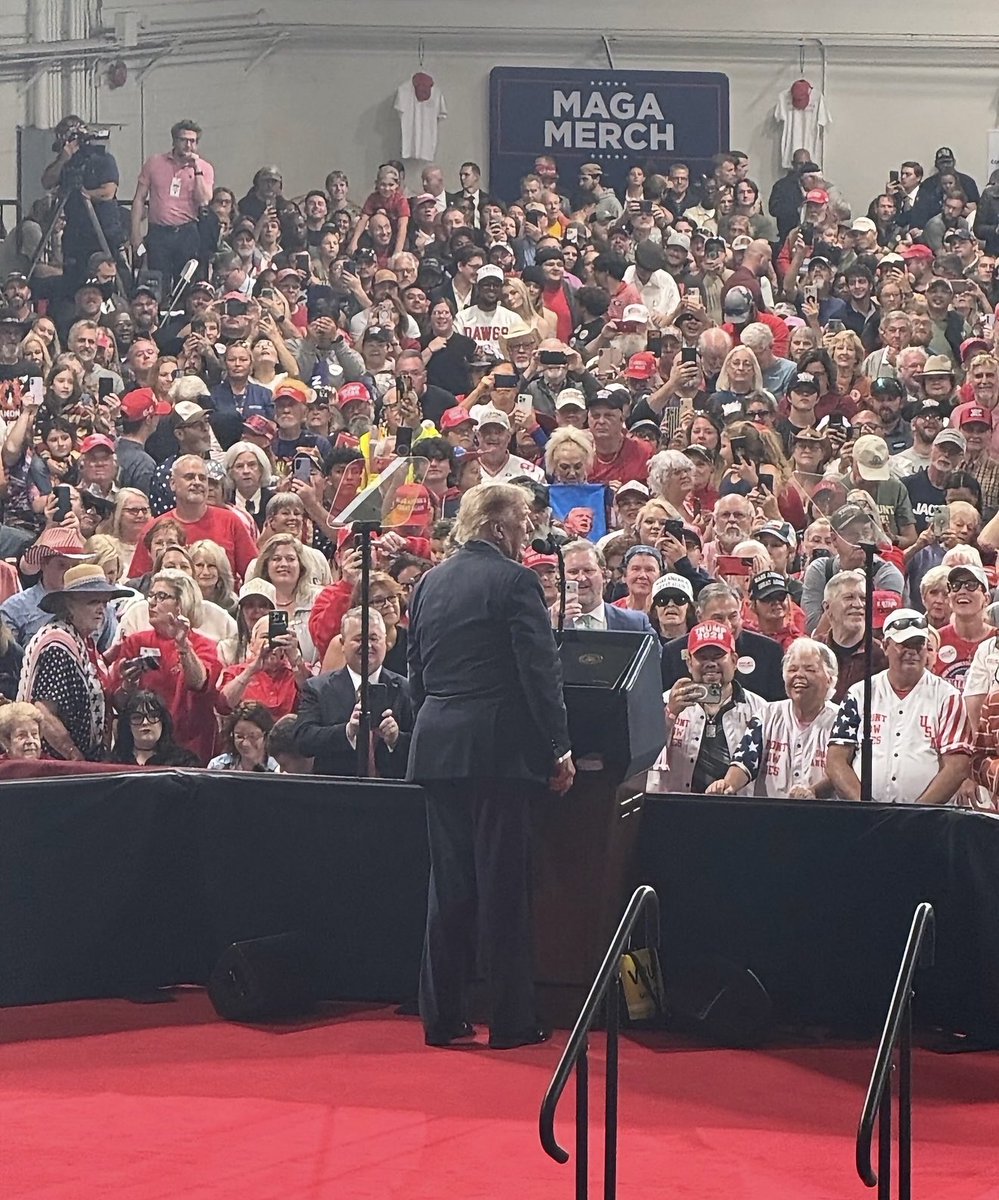 vincedmonroy's tweet photo. If this is what he was looking at on Saturday night knowing how big Obama’s crowd was in Ohio, it makes sense that he was posting about Obama at 1am https://t.co/L199OWqp0N