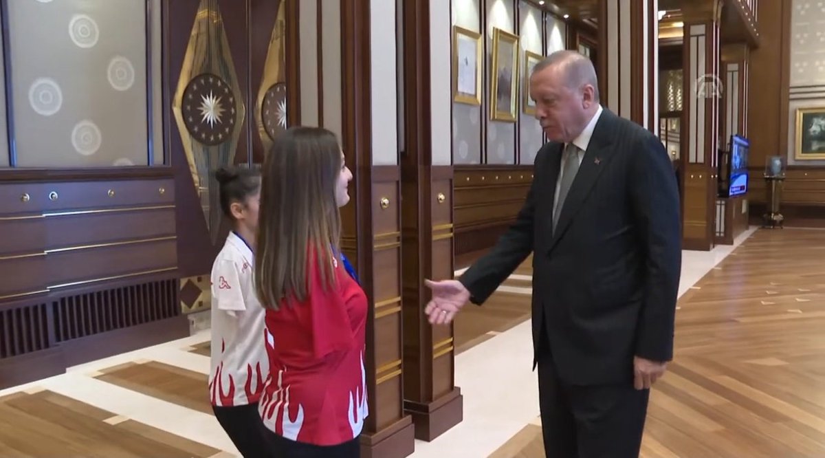 dragonli111's tweet photo. @OIKONOMIKA89675 Sizin cumhurbaşkanınız Erdoğan, kolları olmayan engelli sporcuyla el sıkışmaya çalıştı. Bu, yüksek duygusal zekanın bir örneğiymiş gibi görünüyor. https://t.co/YfBVsNWfr4