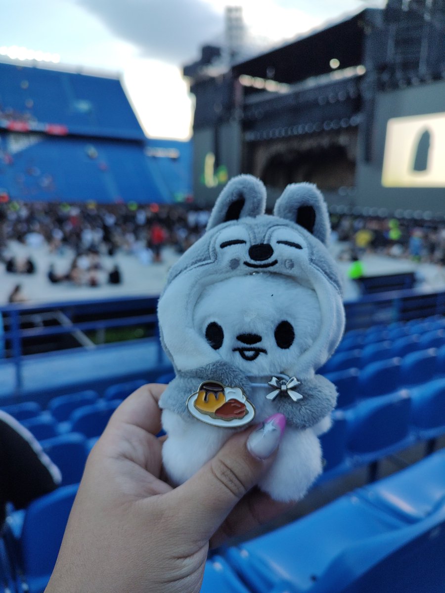 ponypolioli's tweet photo. hoy no tengo flan pero a mí leebit siempre lo acompaña su pin de flan con crema mixto en tu honor

por más flanes y música, feliz cumpleaños y feliz vos siempre 🍮💗

OUR GREATEST LOVE LEE KNOW 
#노_맘대로_즐기는_리노생일
#EternalDiamondLeeKnow 
#HappyLeeKnowDay https://t.co/tgYRW26k1q