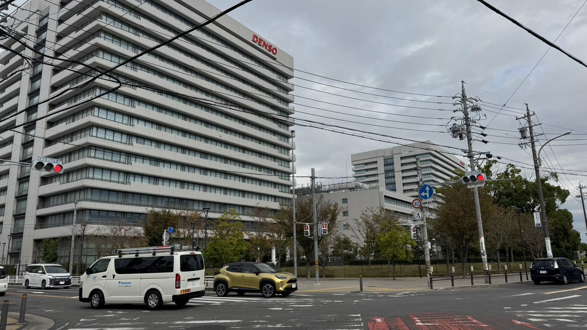 nipponsousei_tv's tweet photo. 刈谷駅前がこれほど栄えている理由は、刈谷駅から徒歩圏内にトヨタG各社の本社と工場が集積しているからです。

写真の4社の連結売上高は、デンソー約7.5兆円、アイシン約5.1兆円、豊田自動織機約4.4兆円、トヨタ紡織約2兆円（2026年3月期）と、地方企業としては桁違いです。

これほどの巨大企業が、人口15万人強の刈谷に本社を構えているとは驚きです。
