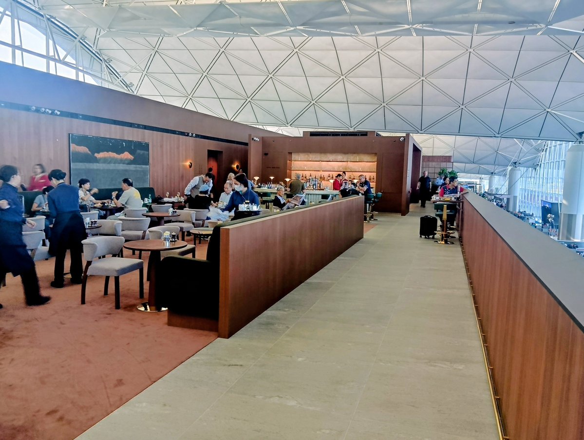 daiukeero's tweet photo. キャセイパシフィック航空香港国際空港「The WING」ファーストクラスラウンジ♪
朝は激混みなのでパントリー(ビュッフェコーナー)からいつものサーモン、ベーコン、シャンパンで朝食を🤤 https://t.co/bLPNtWiFjw