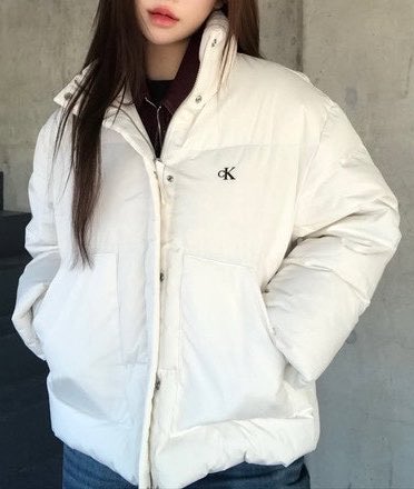 dressing_kr's tweet photo. ✨➿ preorder -- Calvin Klein Jeans Short Lenght Stand Kara Puffer 

เสื้อแจ็กเกต puffer ผสมขน white duck down ตัวนี้ฮิตในหมู่พส.เกาหลีสุบๆ น้ำหนักเบา โปรลด 60% 

size : อก 126 แขน 57 ยาว 62 cm

price : 2990.- (free ems) (ปกติ 10990.-)

#พรีออเดอร์เกาหลี #พรีเกาหลี #หิ้วเกาหลี https://t.co/cHOpySARTD