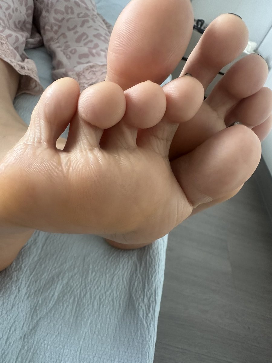 Yetmorning8's tweet photo. 美甲都掉了谁吃 #脚 #女大 #足交 #鸡巴 #女s https://t.co/qM0kPYrbJv