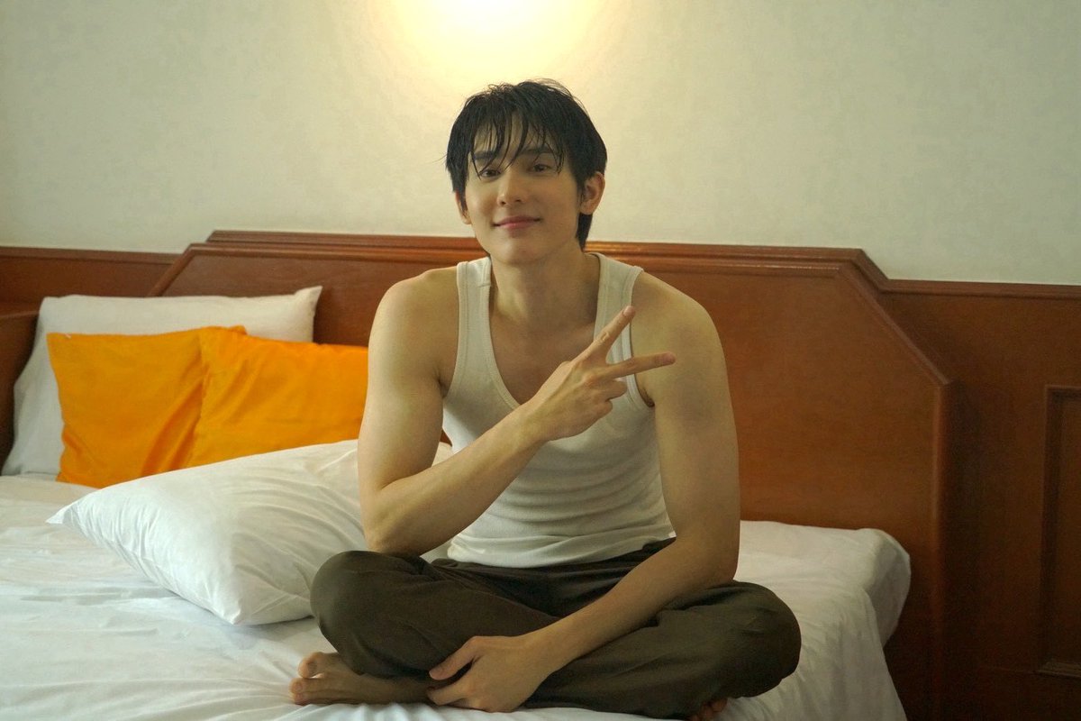 LoversGangsters's tweet photo. Happy Birthday @kasibook น้องย้งของแก๊งพี่นักเลง🎂 ขอให้เป็นปีที่สดใส และแฮปปี้กับทุกสิ่ง ที่สำคัญขอให้เท่วันเท่คืนเลยค้าบน้องย้ง~😼 

แล้วมารอติดตามน้องย้งใน  “หงเสนคลุกฝุ่น Lovers &amp; Gangsters” เริ่ม 30 ตุลาคมนี้นะคร้าบบ  #LoversAndGangsters https://t.co/xxVF8hOYkq