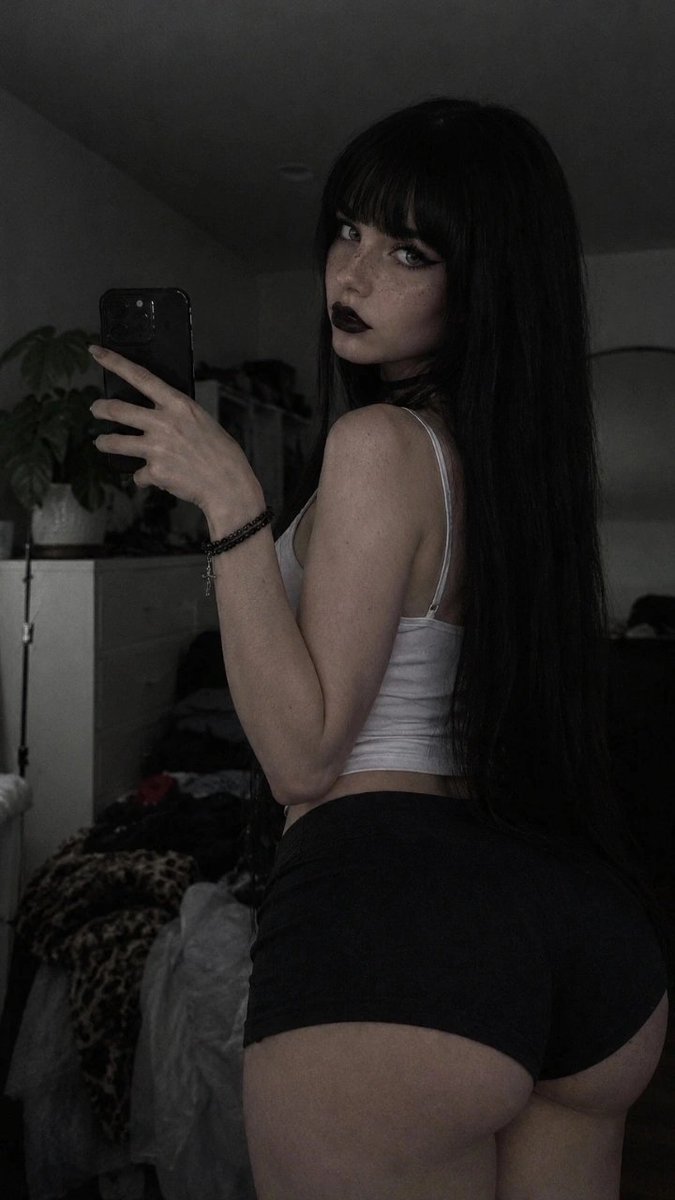 AvaBella677's tweet photo. If I sat on your face how long you lasting before getting some air😆🙈🙈

#nsfw #goth #seller #gothgirl #booty https://t.co/HrHV2lG2W9