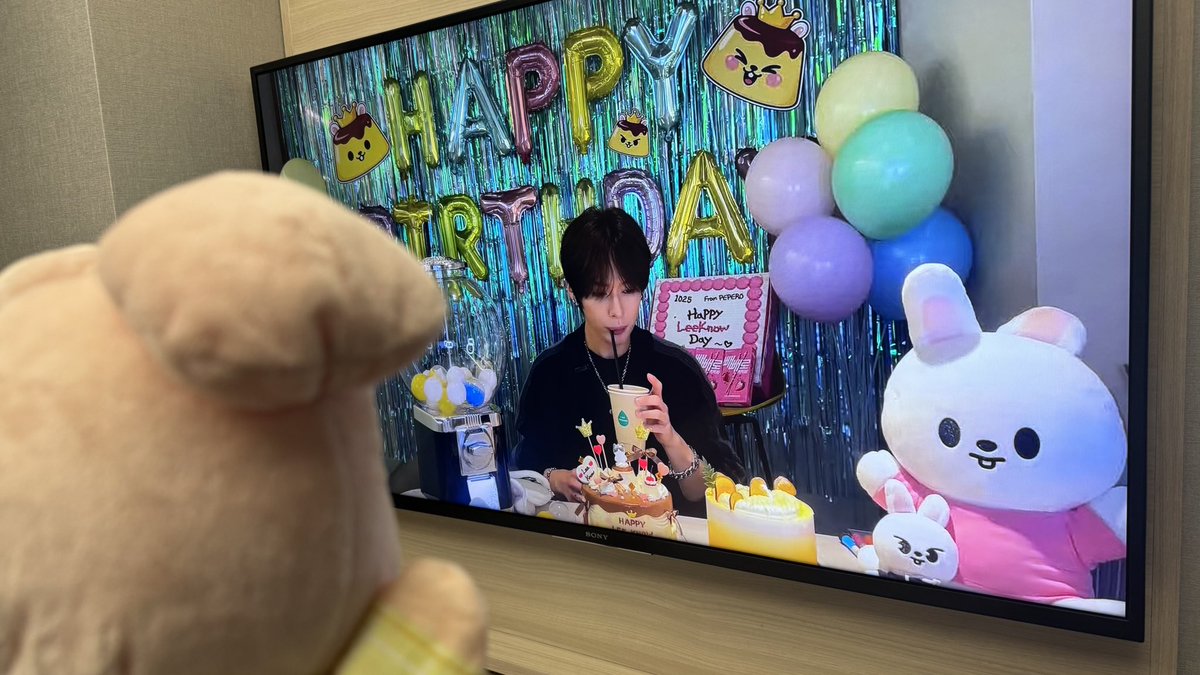 K010755681921's tweet photo. 一旦ホテル戻ってきたタイミングでラバン始まってた！���すがに100回側転は出来ないのが悔しい🤣センチュ🐰🎂✨

#HappyLeeKnowDay
#노_맘대로_즐기는_리노생일
#EternalDiamondLeeKnow
#StrayKids #스트레이키즈
#리노 #LeeKnow https://t.co/vlwn1u7Pc7