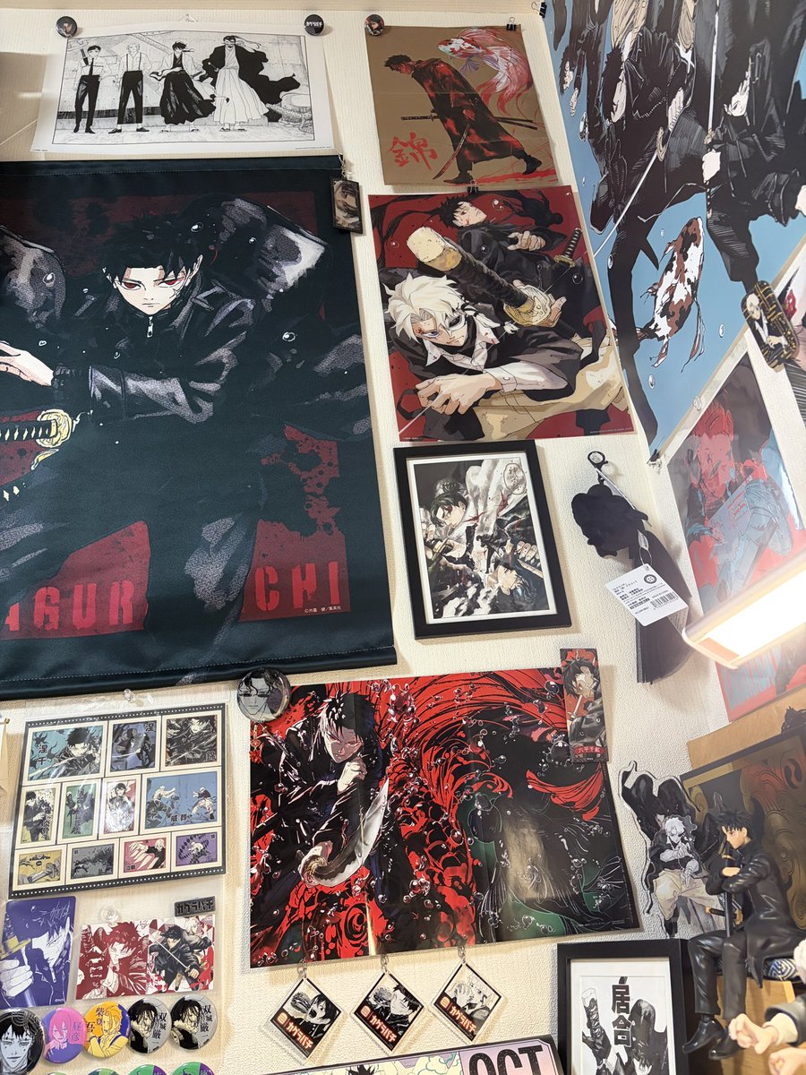 love_katana212's tweet photo. クリアポスターかざった！！
壁がなくなったのでポスカたちは全員剥がして収納に回したよ😢 https://t.co/tgRoVHFkEr