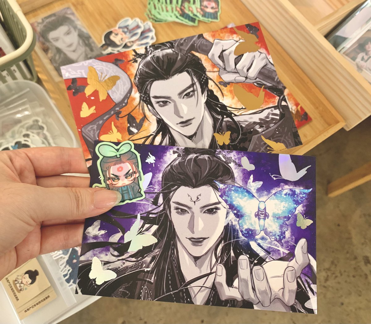 NamtanMaiMai's tweet photo. รสชาติแมงกะบี้ทอดกรอบ(?)มันเป็นอย่างนี้นี่เอง! เฟ่น่ารัก ของแจกมากมายสุดๆ 

//กิ๊ฟอะเวย์วางแจกที่เฟ่นะคับ ถ้าเหลือเดี๋ยวเอาไปแจกหน้า MBK ต่อ (หันมาอีกทีการ์ดเลติเหลือแค่โฟโต้การ์ดใบเดียวซะแล้ว (…)) 

#HappyYanAnDay #YanAn #เหยียนอัน https://t.co/NKYRrFLjCg