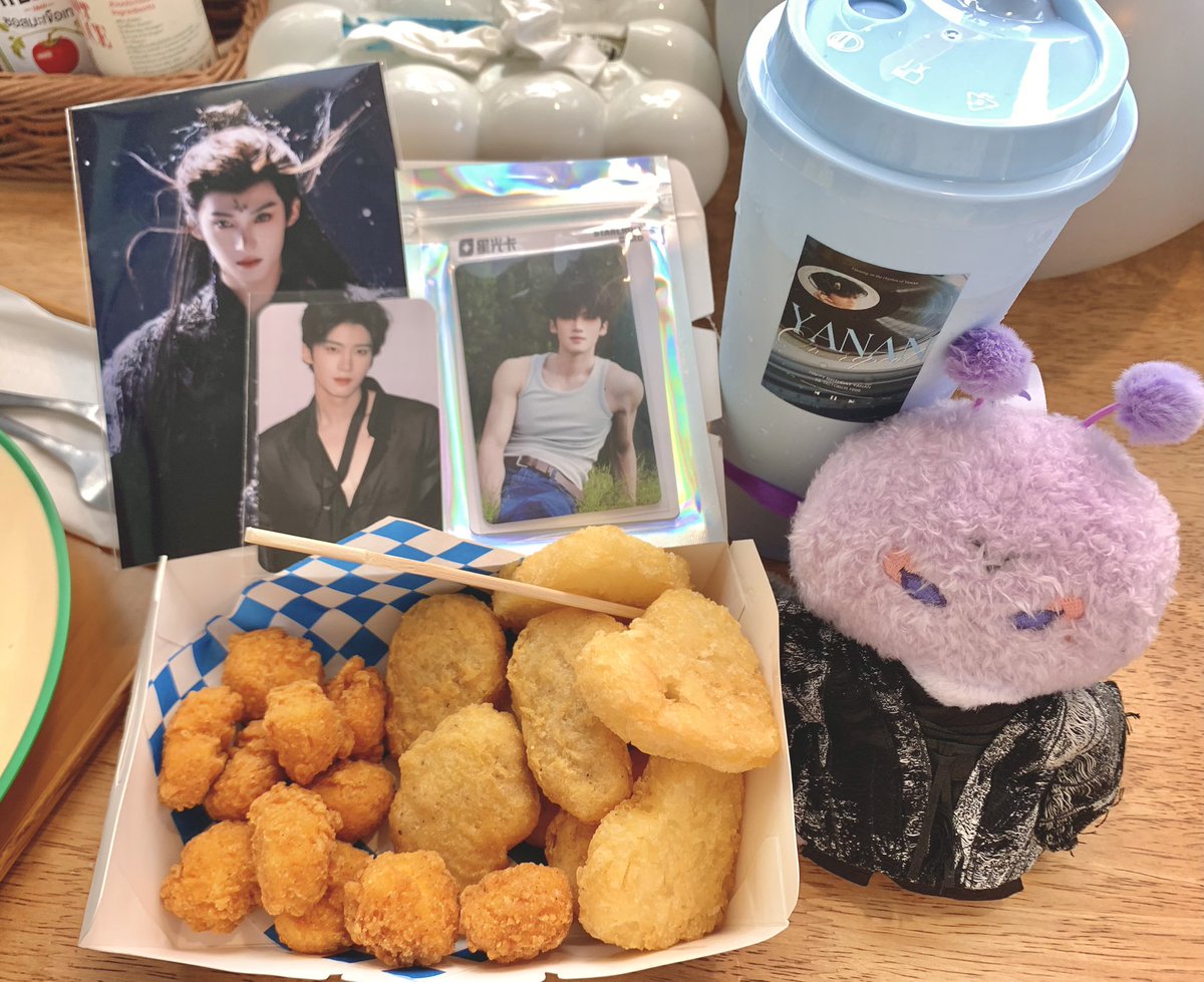 NamtanMaiMai's tweet photo. รสชาติแมงกะบี้ทอดกรอบ(?)มันเป็นอย่างนี้นี่เอง! เฟ่น่ารัก ของแจกมากมายสุดๆ 

//กิ๊ฟอะเวย์วางแจกที่เฟ่นะคับ ถ้าเหลือเดี๋ยวเอาไปแจกหน้า MBK ต่อ (หันมาอีกทีการ์ดเลติเหลือแค่โฟโต้การ์ดใบเดียวซะแล้ว (…)) 

#HappyYanAnDay #YanAn #เหยียนอัน https://t.co/NKYRrFLjCg