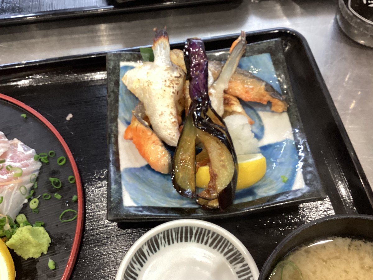 meshido_nerima's tweet photo. こんにちは😃

食堂めし道楽練馬店です✨
本日の日替わり定食は、【A. (愛知)天然スズキ刺身(黄身醤油付)と銀姫塩焼き定食】または
【B.秋刀魚塩焼き定食】　　1390円です✨

数量限定！定食としてはもちろん、ちょい飲み&amp;一人飲みにも👌🍻

#練馬グルメ #練馬ランチ #練馬ディナー #練馬飲み #練馬 https://t.co/t6dVkT86Jc