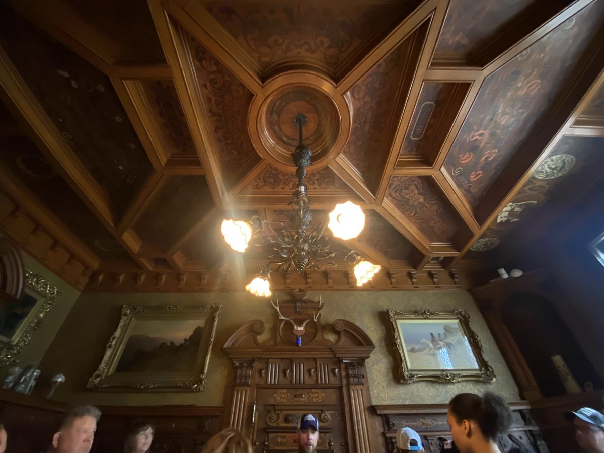 PlanetRayRay's tweet photo. @bay_snark The ceiling of the foyer in the Pabst mansion… https://t.co/vAJxxSSJAX