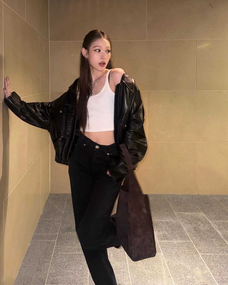 venusiance's tweet photo. Louis Vuitton older sister and Yves Saint Laurent younger sister, @memoirnoa. https://t.co/SwTWbarujS