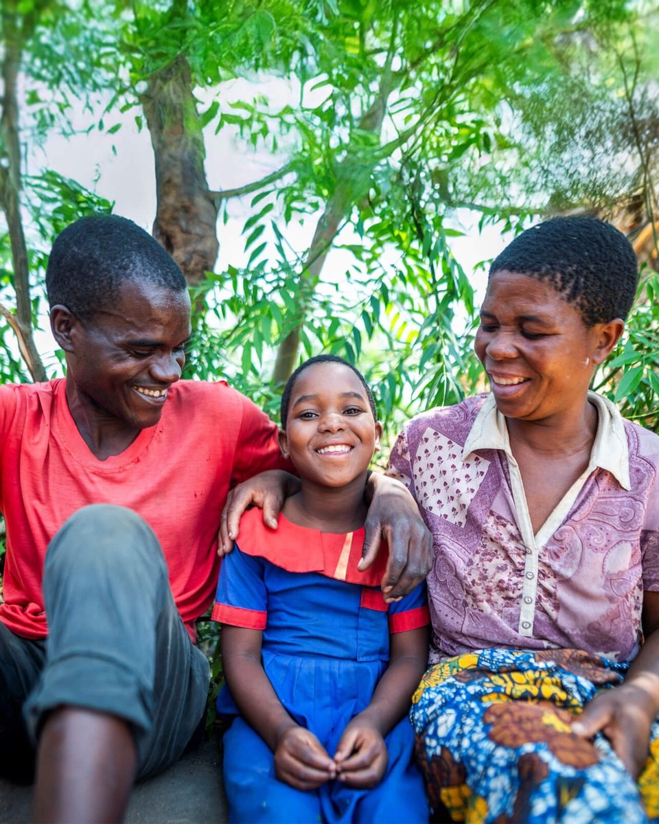 GPforEducation's tweet photo. Grâce à sa tablette solaire, Lute apprend d’un simple clic.

Au Malawi, où les classes comptent souvent plus de 90 élèves, l’accompagnement individuel est limité.

Sur tablette, un avatar enseignant guide des leçons ludiques et interactives. https://t.co/xVUigQ0aiI