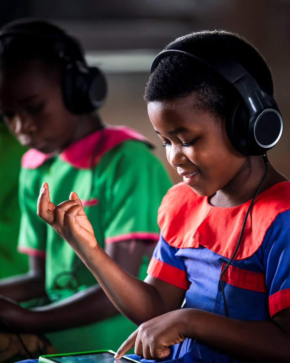 GPforEducation's tweet photo. Grâce à sa tablette solaire, Lute apprend d’un simple clic.

Au Malawi, où les classes comptent souvent plus de 90 élèves, l’accompagnement individuel est limité.

Sur tablette, un avatar enseignant guide des leçons ludiques et interactives. https://t.co/xVUigQ0aiI