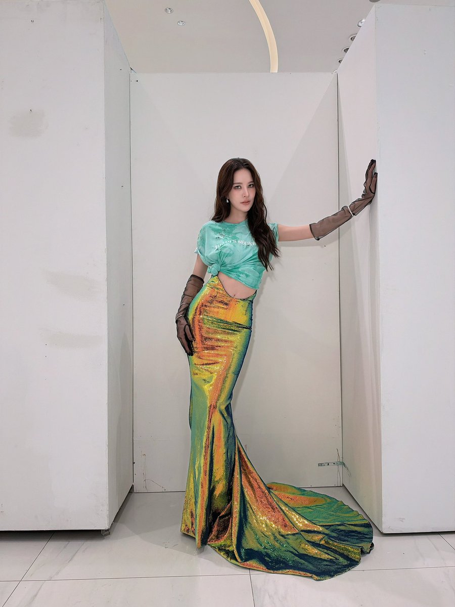 Charrpeach's tweet photo. หงส์ขาวกับปลากัดเขียว พบรักกินที่ผิวน้ำตอนปลากัดเขียวขึ้นมาฮุบอากาศ https://t.co/GB6bpp68eV