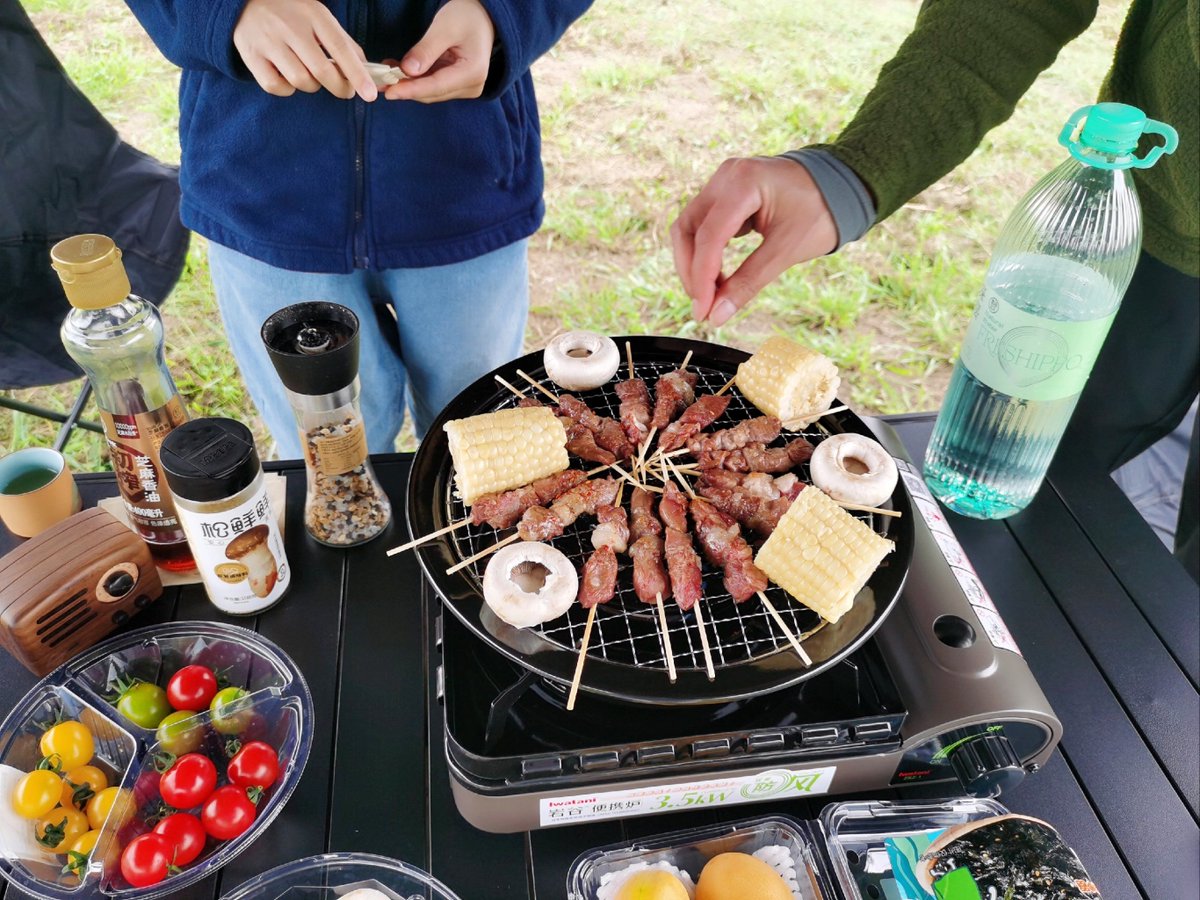 Tomoyclo's tweet photo. 「今日のバーベキュー、友達が急にホイッスルで「焼きすぎ！」と嚷ってたら、自分もつられて笑っちゃった。焼き加減難しい…」， https://t.co/bX69NOw5AG