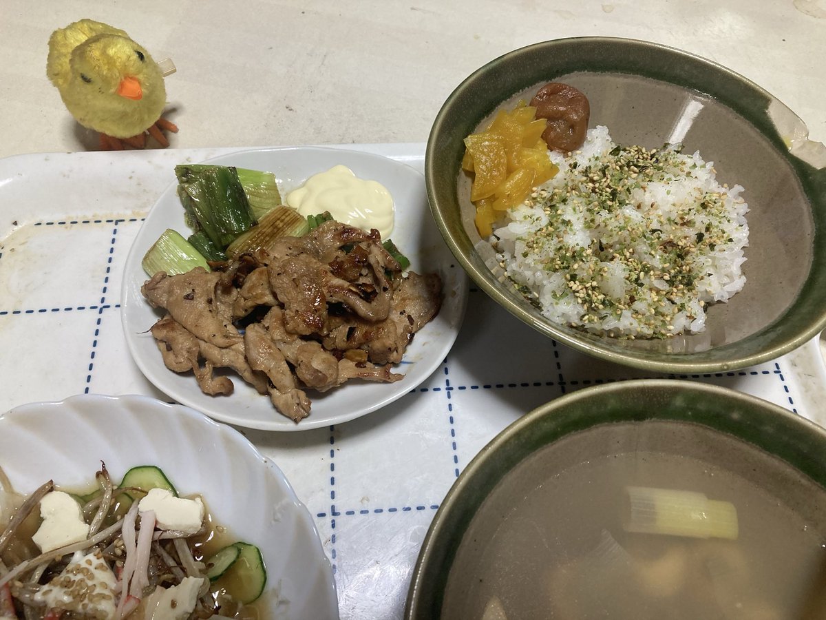 PoccoToru's tweet photo. 焼肉
いつものサダラ
アサリのスープ
ふりかけご飯
昨日食った。 https://t.co/muVrL6zSph