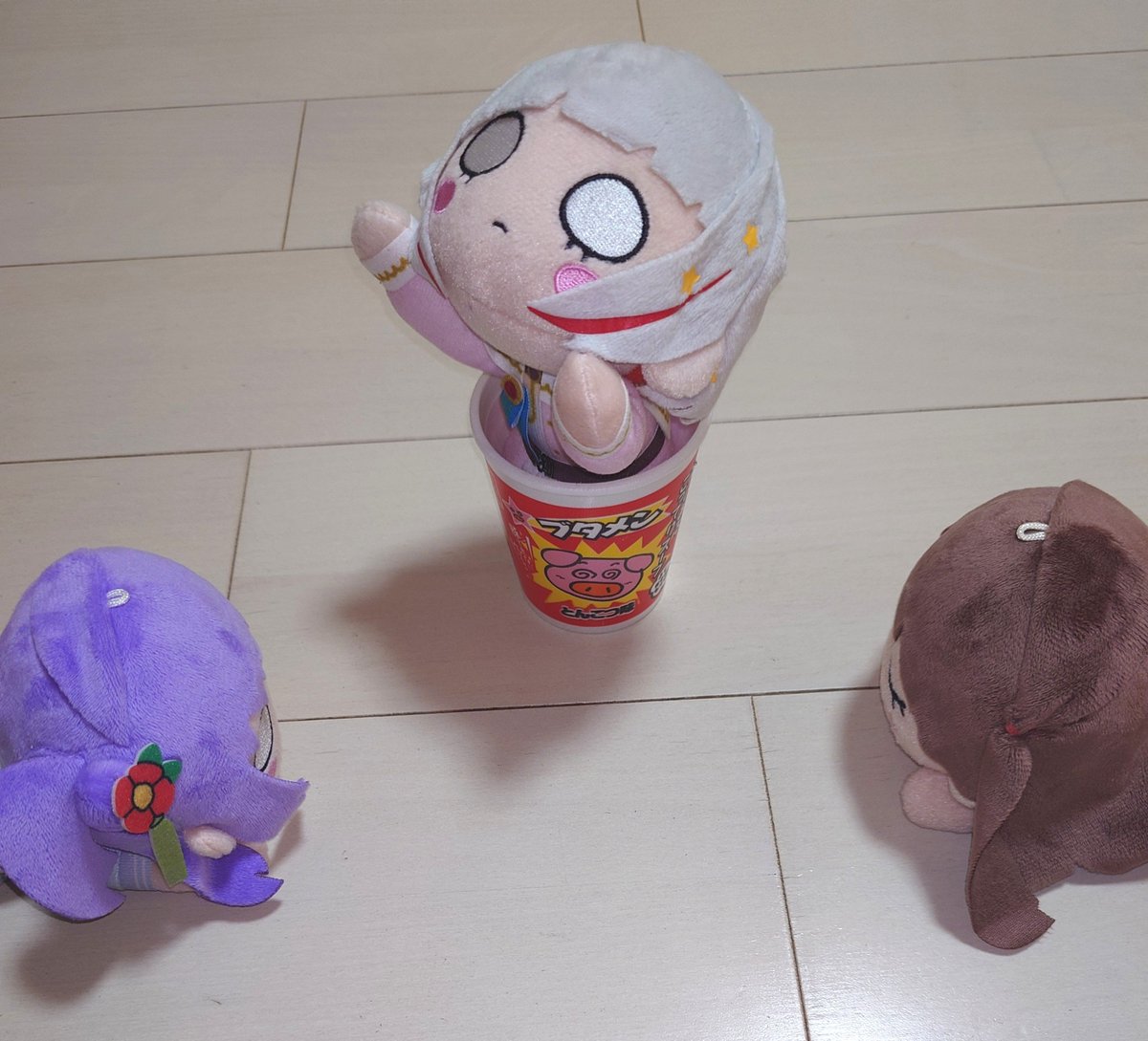 HASUKNOT's tweet photo. ﾂﾂﾞ「ブタメンに入ってみたよ。ちっちゃいからあまり快適じゃないよ。」
ｺｽﾞ「綴理は一体何をしているのかしら…」
ﾒｸﾞ「わかんない♪」 https://t.co/DyT5VtUVbG