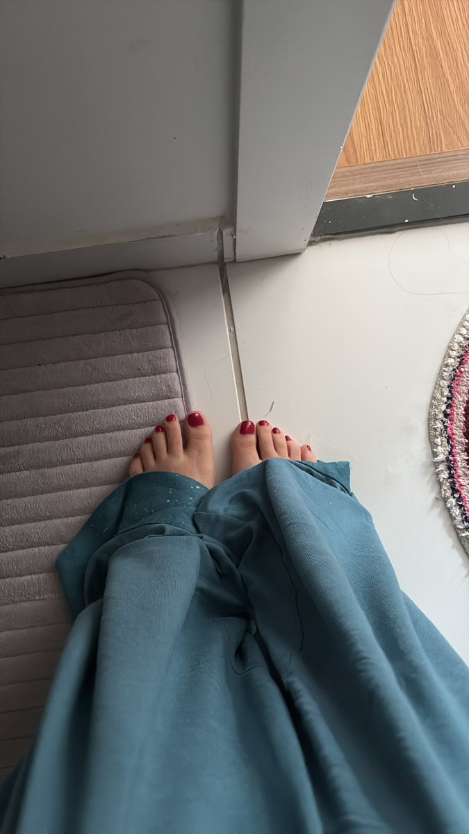 soumdiabo's tweet photo. eu / meu pézinho sumido no pijama https://t.co/MVInjYkcnK
