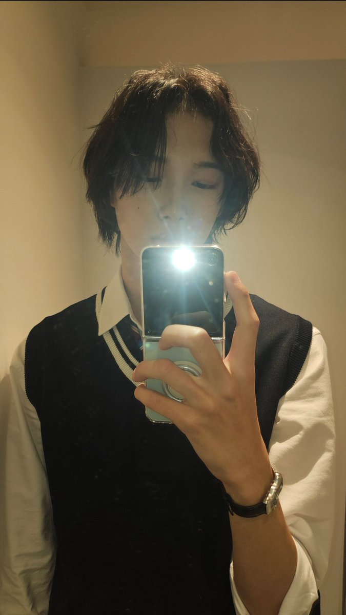 fromizzy_'s tweet photo. [💭] 261025
LEE YOONSUNG COSMO UPDATE

Thank you all so much for coming today!!😁 To wrap up the day, here’s my song recommendation 🎶

‘Goodbye, My Summer’ by HANRORO sunbaenim

#idntt #아이덴티티 
#leeyoonsung #이윤성 https://t.co/7f65JTE651