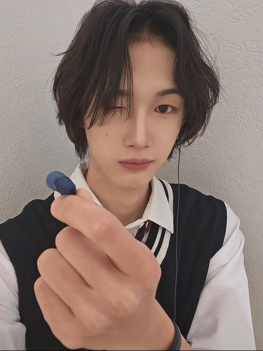 fromizzy_'s tweet photo. [💭] 261025
LEE YOONSUNG COSMO UPDATE

Thank you all so much for coming today!!😁 To wrap up the day, here’s my song recommendation 🎶

‘Goodbye, My Summer’ by HANRORO sunbaenim

#idntt #아이덴티티 
#leeyoonsung #이윤성 https://t.co/YX8D9SqWT1
