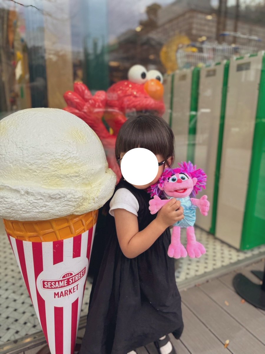 sxtl's tweet photo. パパにアビーちゃんのぬいぐるみとトートバッグとTシャツを買ってもらって(わたしのも)ランチ食べて。
二子玉川はお買い物とキッズには本当にいいところです🌿 https://t.co/y3hNdU9OW8